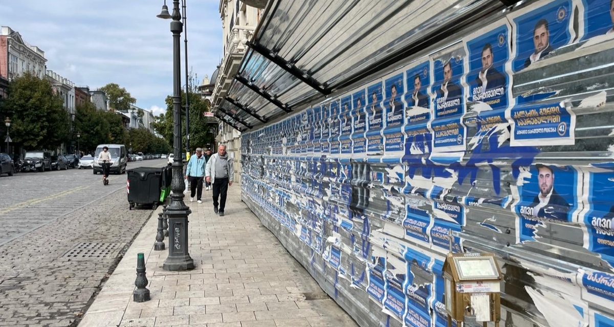 Election leaflets on a street in Tbilisi. Photo by "Caucasian Knot."