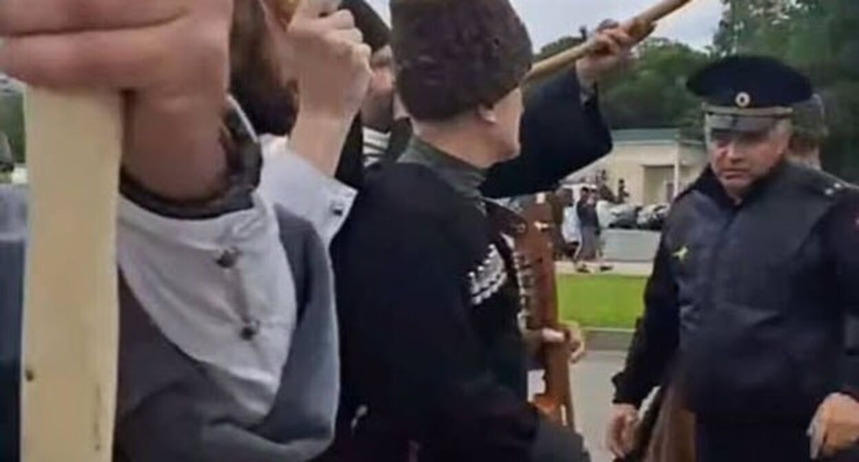 Police officers interact with marchers in Nalchik on May 21, 2025. Photo: https://www.facebook.com/groups/195437187330583/posts/2838639603010315/ belongs to Meta, a company banned in Russia.