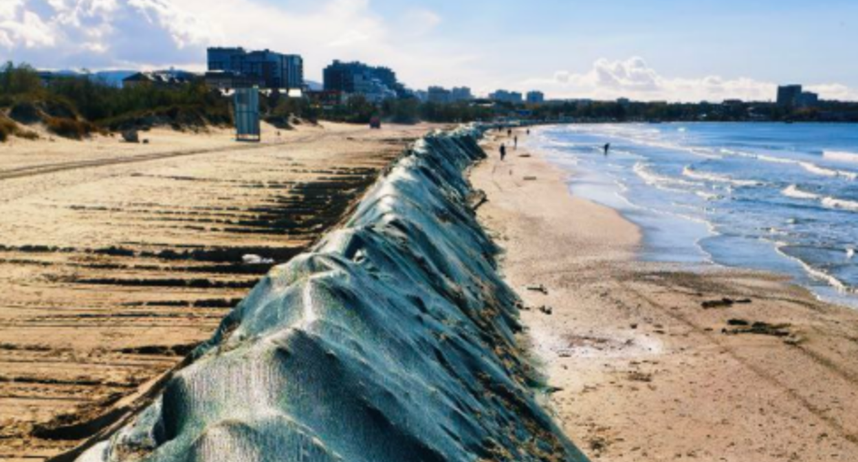 Protective embankment in Anapa. Screenshot from the "Makovozovy" Telegram channel, October 26, 2025. https://t.me/makovozovy/46987