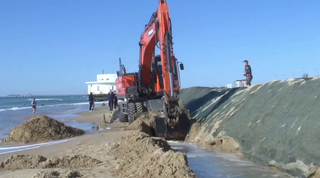 Creating a ditch near the protective embankment. Still from a video by the Krasnodar Krai Operational Headquarters from October 26, 2025, https://t.me/opershtab23/14338.