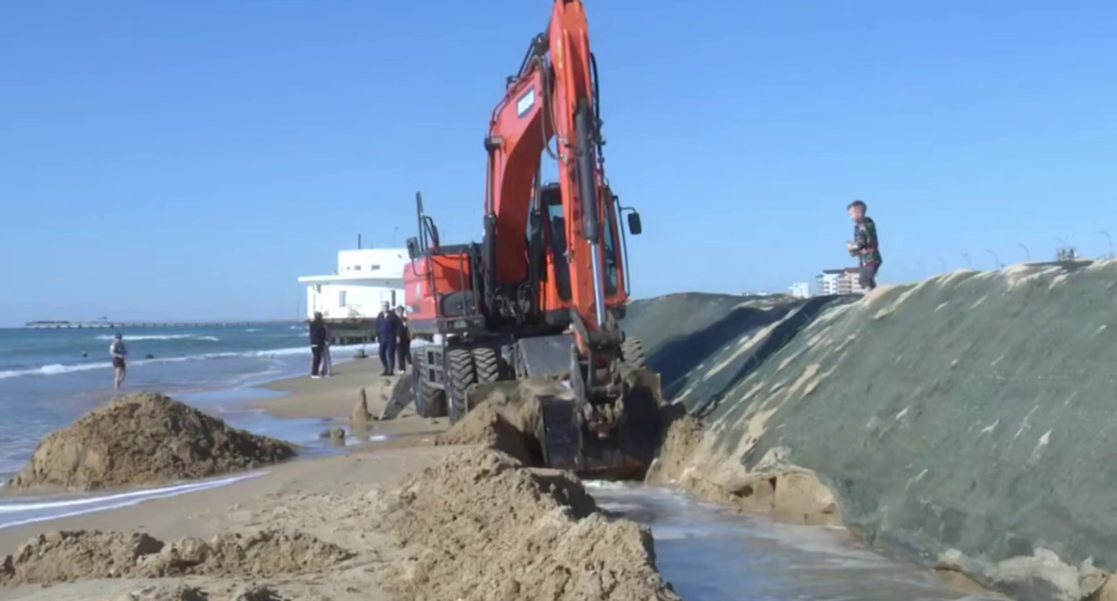 Creating a ditch near the protective embankment. Still from a video by the Krasnodar Krai Operational Headquarters from October 26, 2025, https://t.me/opershtab23/14338.