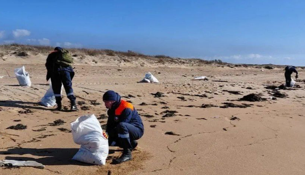 Cleaning up fresh fuel oil emissions. Screenshot from the Krasnodar Krai Emergency Response Team, November 1, 2025, https://t.me/opershtab23/14374?single