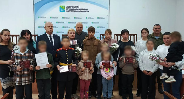 A ceremony presenting state awards to the families of soldiers. Volgograd Region, October 29, 2025. Photo: https://adm-leninskiy.ru/