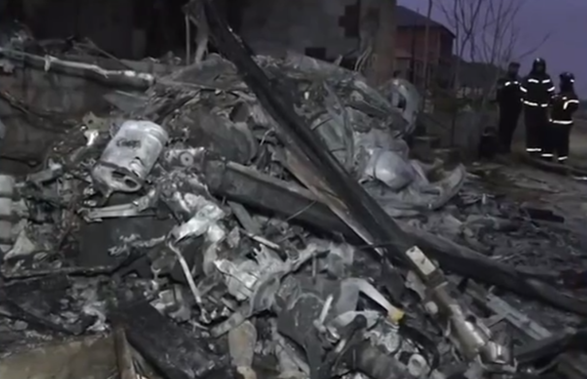 The wreckage of the burned-out KEMZ helicopter. Video still by Sarkar Magomedov / Telegram