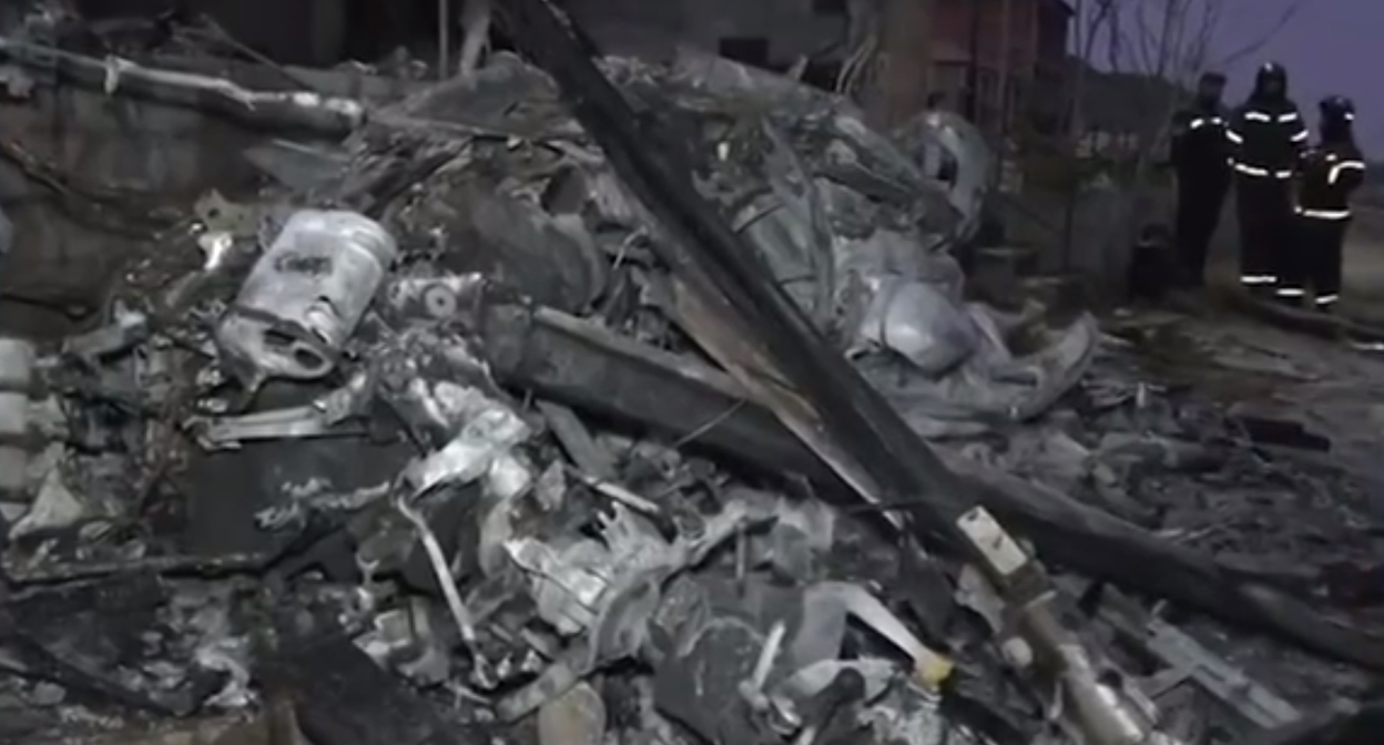 The wreckage of the burned-out KEMZ helicopter. Video still by Sarkar Magomedov / Telegram