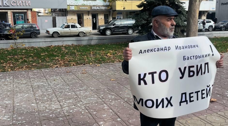 Murtazali Gasanguseinov at a solo picket. Screenshot from the "Caucasian Knot"