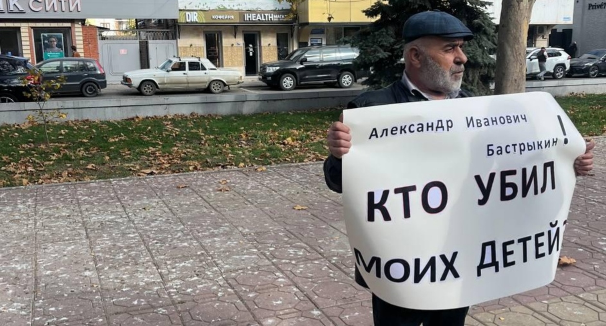 Murtazali Gasanguseinov at a solo picket. Screenshot from the "Caucasian Knot"