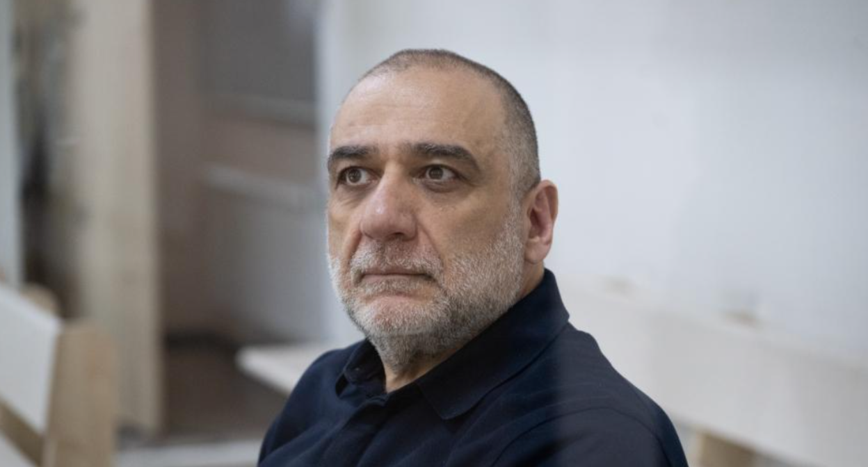 Ruben Vardanyan in court. Photo by Report.Az from August 19, 2025, https://report.az/ru/proisshestviya/v-bakinskom-sude-poterpevshie-i-ih-pravopreemniki-dali-pokazaniya-po-delu-vardanyanayu/