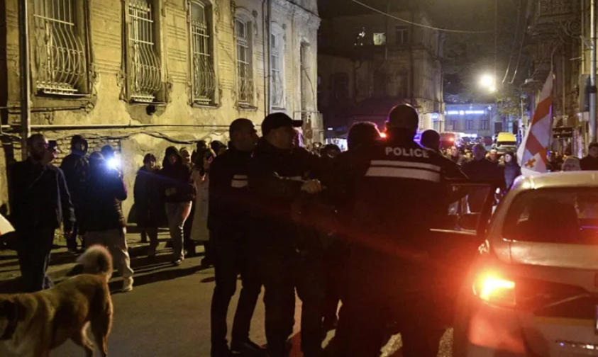 Security forces detain marchers. Screenshot from Interpressnews photo from November 22, 2025, https://www.interpressnews.ge/ka/article/855324-parlamenttan-shekrebilebi-msvlelobas-martaven-ingoroqvas-kuchastan-akciis-kidev-ramdenime-monacile-daakaves