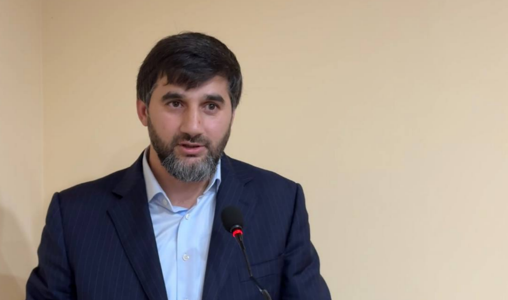 Ullubiy Khanmurzaev. Screenshot of a photo from the Buinaksk District Administration's Telegram channel, November 21, 2025, https://t.me/buyrayon/16146.