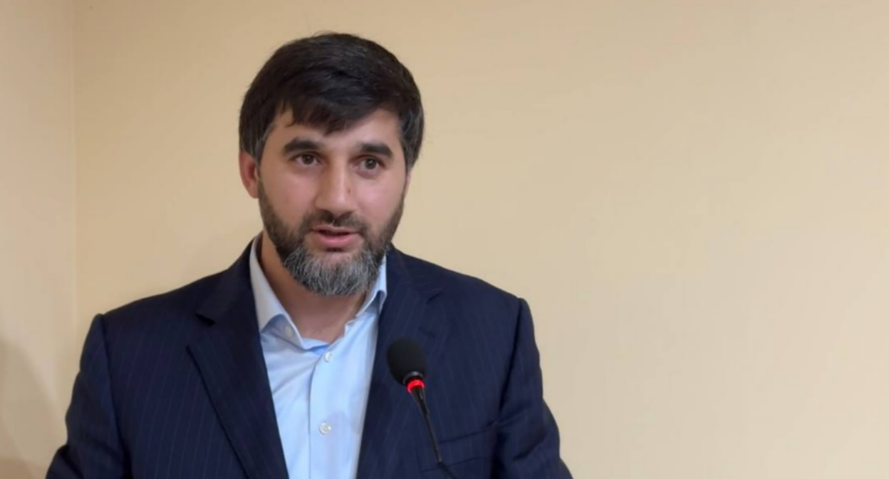 Ullubiy Khanmurzaev. Screenshot of a photo from the Buinaksk District Administration's Telegram channel, November 21, 2025, https://t.me/buyrayon/16146.