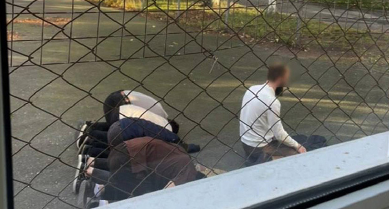 Students perform public prayer on November 26, 2025. Photo: https://t.me/mnogonazi/28109