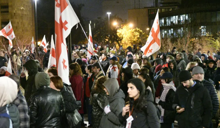 Protesters. Screenshot from Interpressnews photo from December 4, 2025, https://www.interpressnews.ge/ka/article/856509-rustavelis-gamzirze-shekrebili-momitingeebi-msvlelobas-martaven