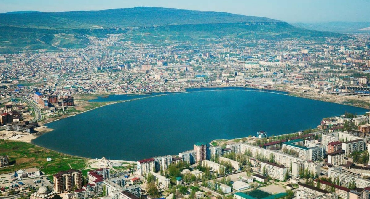 Lake Ak-Gol. Photo: https://www.ecmo.ru/mediacategories/vazhnoe/dagestanskoe-ozero-ak-gyol-na-grani-gibeli