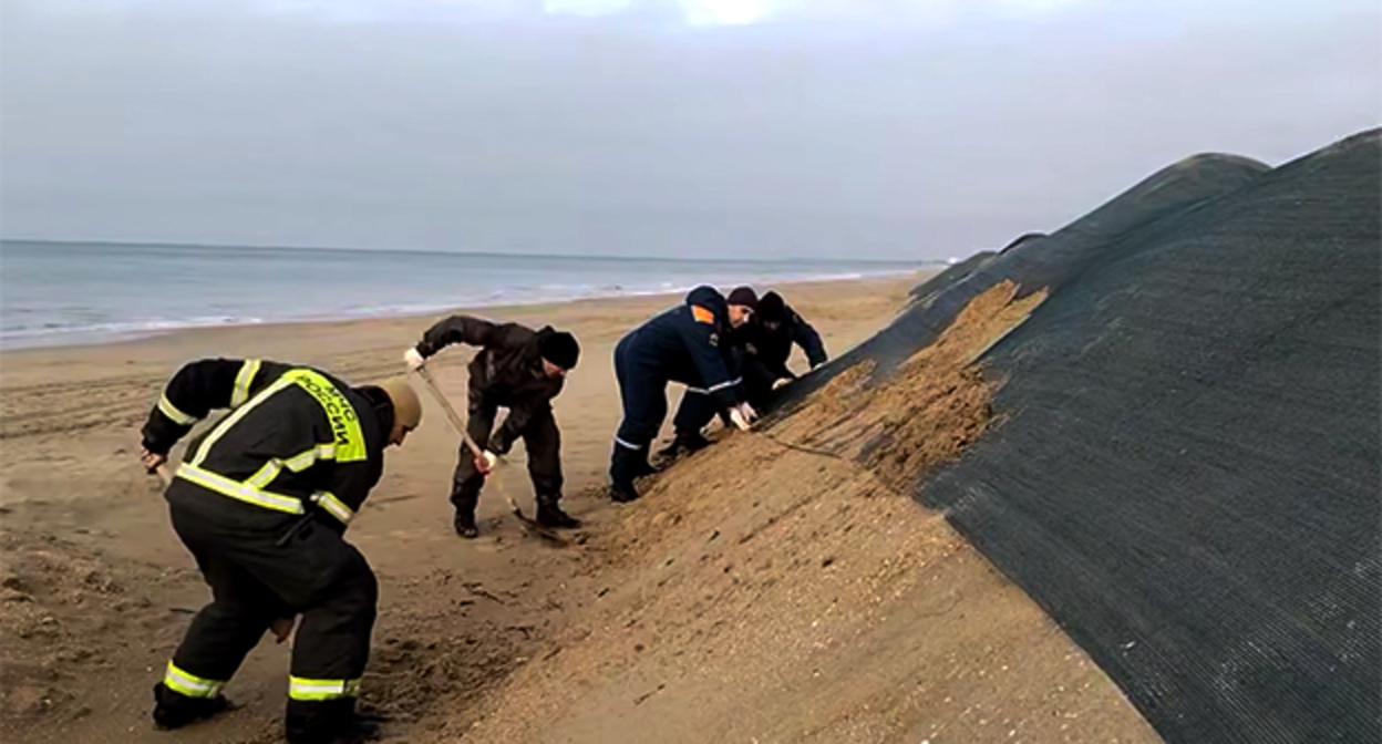 Eliminating the consequences of the oil spill in the Kerch Strait. December 10, 2025. Video screenshot: https://t.me/opershtab23/14634