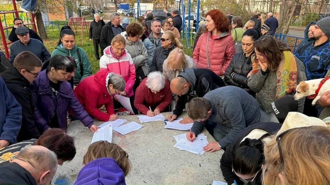 Residents of Kurchatov Street demanded the resignation of the head of Krasnodar. December 18, 2025. Photo: Red Temnik (Alexander Safronov) / https://t.me/redtemnik/6292