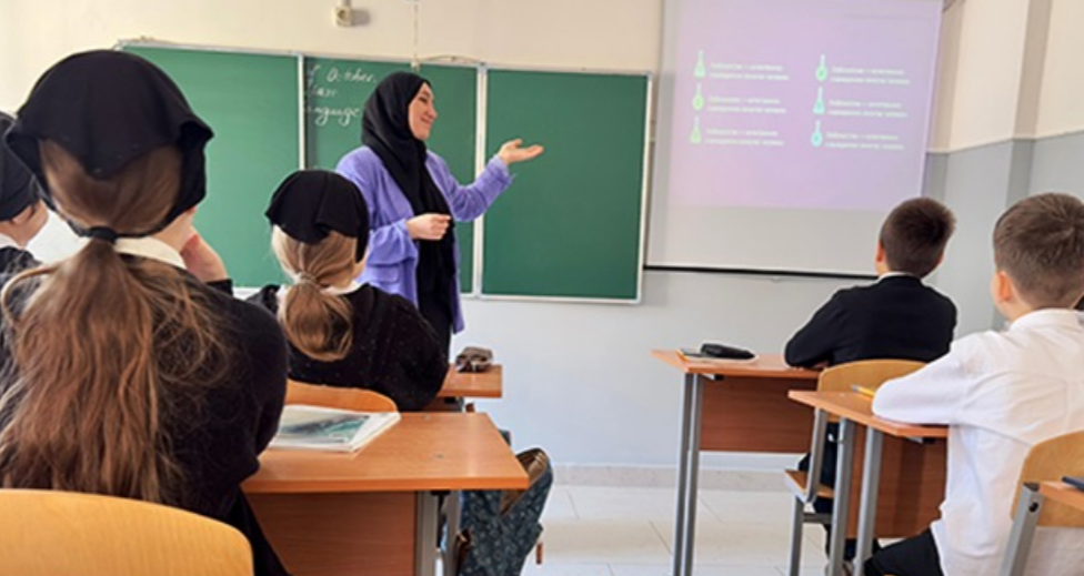 A lesson at a Chechen school. Screenshot from https://chesu.ru/.