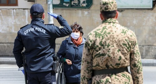 A police officer stops a woman on a Baku street during the quarantine. Photo by Aziz Karimov for the "Caucasian Knot."