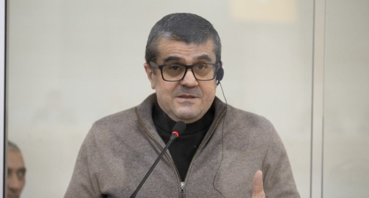 Arayik Harutyunyan in court. Screenshot from Azertac photo from December 19, 2025, https://azertag.az/ru/xeber/sudebnyi_process_nad_grazhdanami_armenii_prodolzhilsya_zaslushivaniem_poslednih_slov_obvinyaemyh-3927847