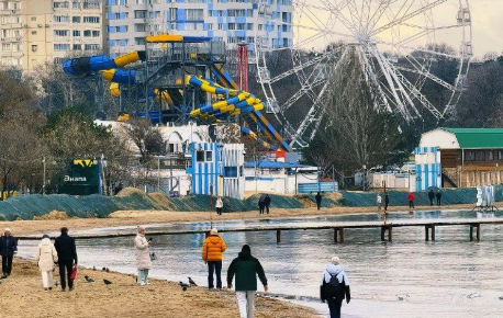 Anapa's central beach on December 21. Screenshot from the "Makovozovy" Telegram channel, https://t.me/makovozovy/50765.