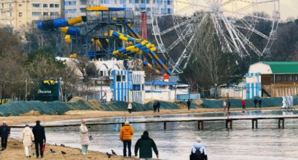 Anapa's central beach on December 21. Screenshot from the "Makovozovy" Telegram channel, https://t.me/makovozovy/50765.