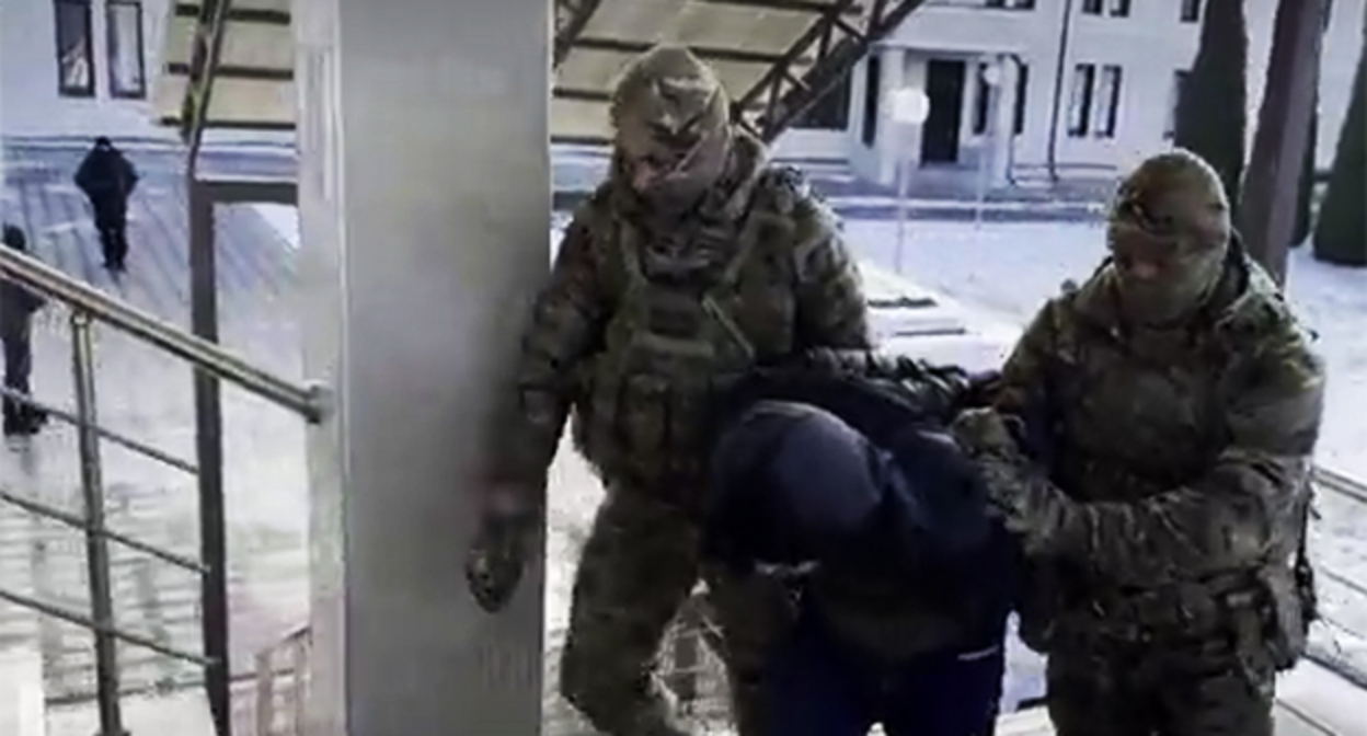 FSB officers detain Alibi Yaipkaev. December 25, 2025. Screenshot from FSB video: https://ria.ru/20251225/dagestan-2064521211.html