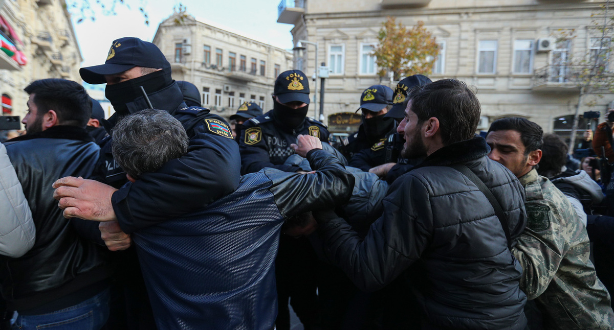 Police officers detain activists. Photo by Aziz Karimov for the "Caucasian Knot"