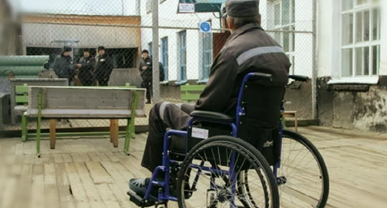 A disabled person in a prison colony. Photo screenshot from RusNord https://rusnord.ru/scandal/61905-invalid-iz-kolonii-v-korjazhme-poluchil-dolgozhdannye-sredstva-reabilitacii.html/