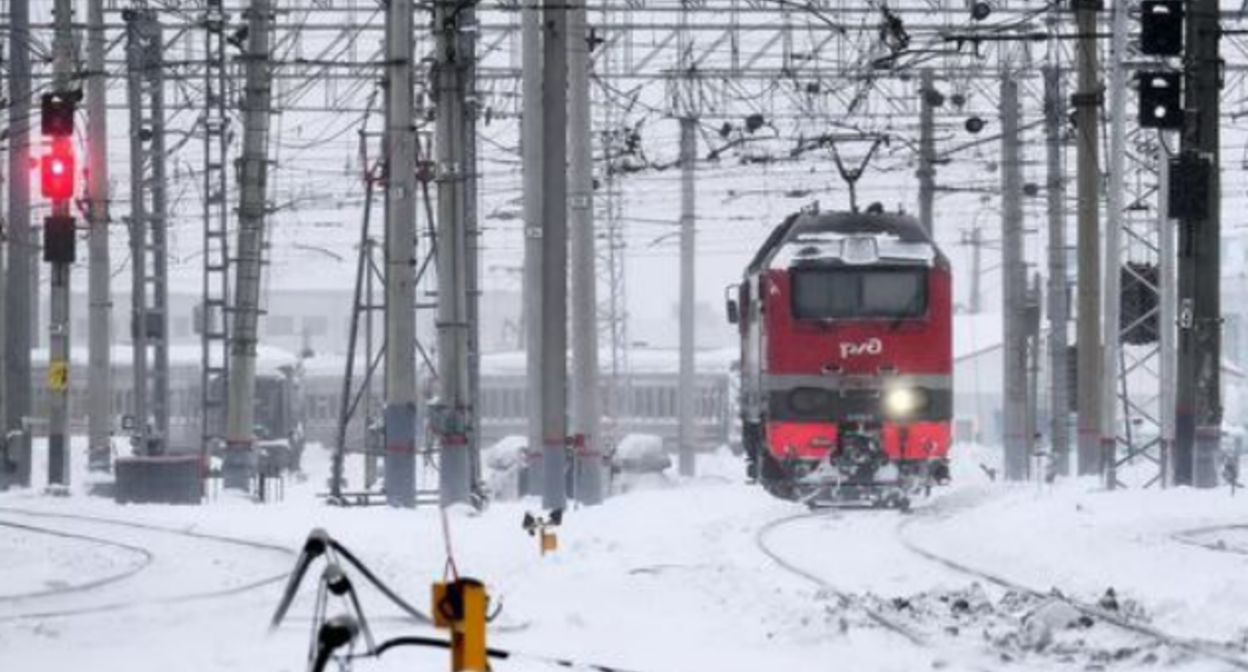A locomotive on snowy tracks. Photo screenshot: https://t.me/adm_gorkluch/44267