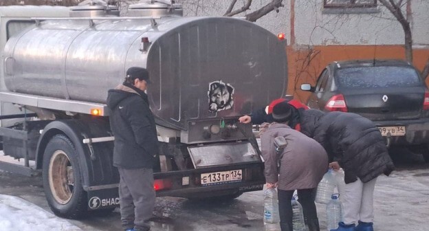 Residents of Kotovo near a water truck. Photo: vpravda.ru
