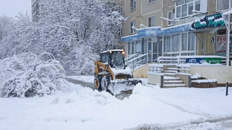 Snow removal equipment on the streets of Belorechensk. Screenshot from the "Typical Belorechensk" community, January 21, 2024, https://t.me/tipich_belorechensk/1192