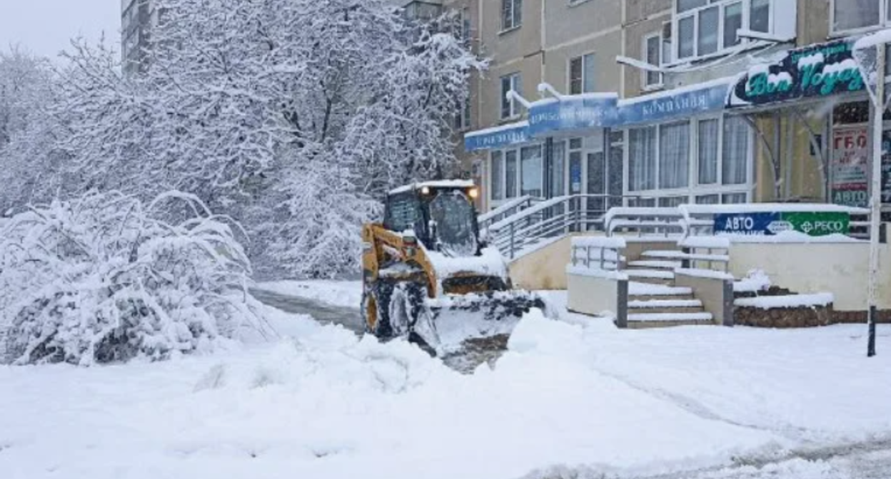 Snow removal equipment on the streets of Belorechensk. Screenshot from the "Typical Belorechensk" community, January 21, 2024, https://t.me/tipich_belorechensk/1192