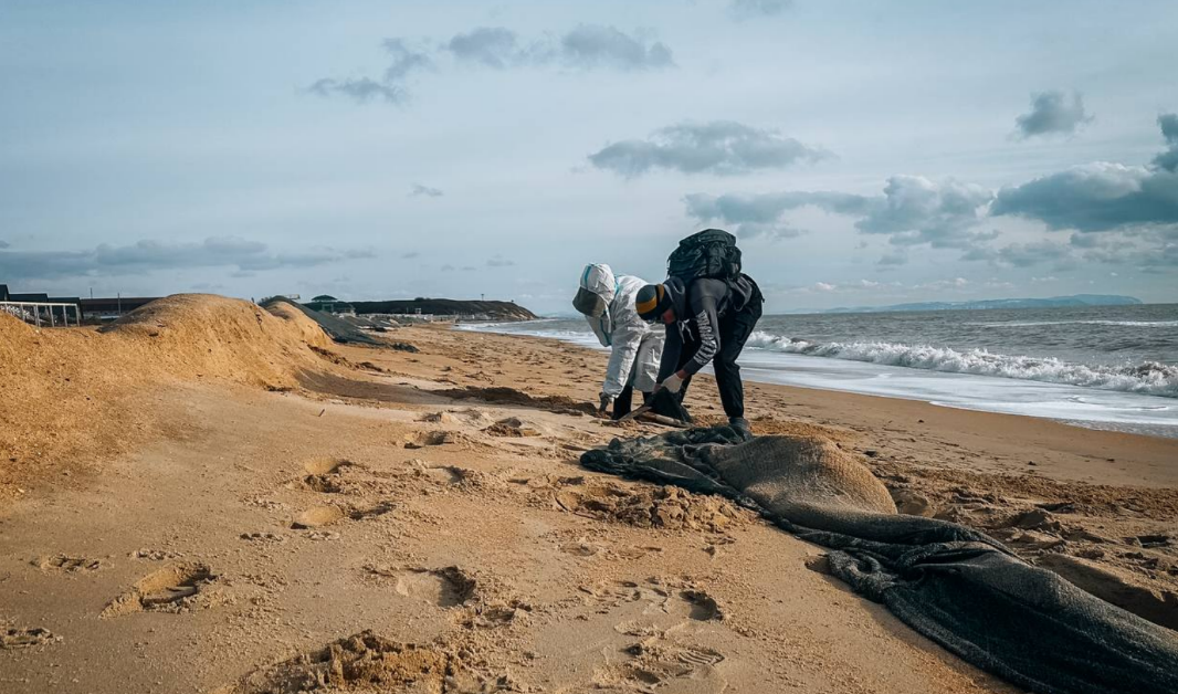 Cleaning nets on the Bugayskaya Spit. Screenshot from the "Nets, Sieve, Shovel" headquarters, January 1, 2026, https://t.me/setisitolopata/2186
