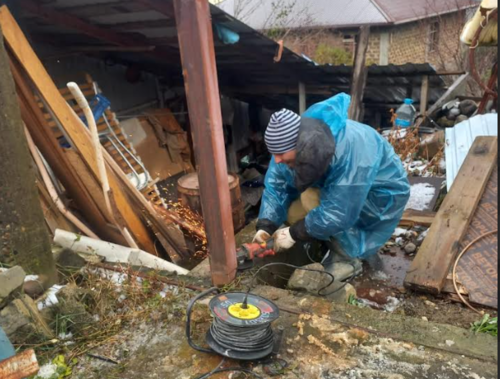 Gate dismantling. Photo courtesy of Vladimir Galka for "Caucasian Knot."