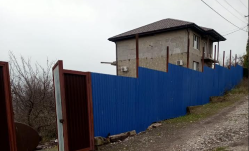 Fence and gate before demolition. Photo courtesy of Vladimir Galka to Caucasian Knot.