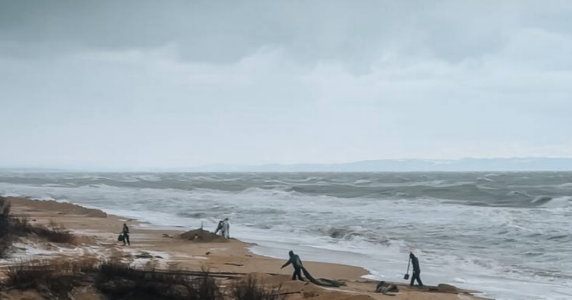 Cleaning nets on the Bugayskaya Spit. Screenshot of the photo "Nets, nets, shovel" from January 2, 2026, https://t.me/setisitolopata/2195?single.