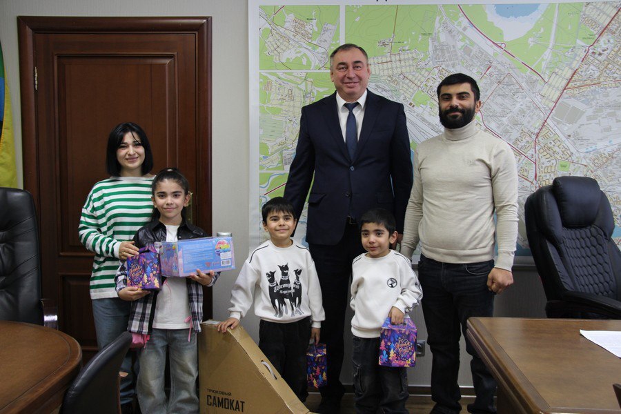 Vitaly Pershin presents gifts to children from an ethnic Azerbaijani family. Photo: Yekaterinburg Zheleznodorozhny District Administration