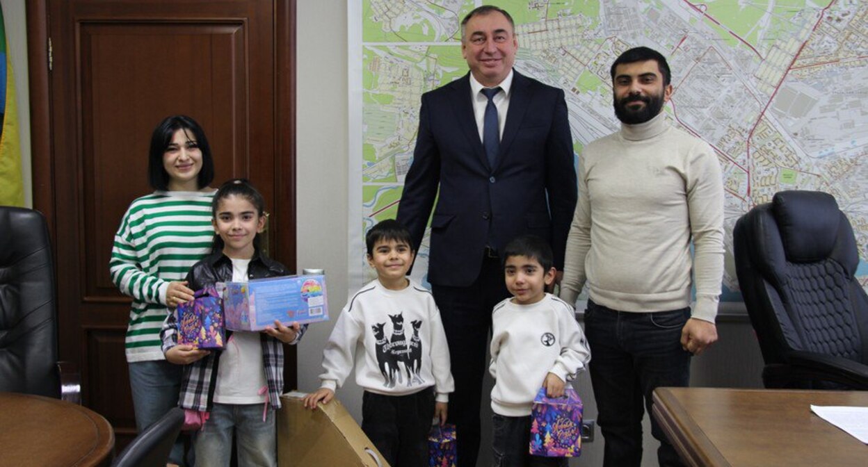 Vitaly Pershin presents gifts to children from an ethnic Azerbaijani family. Photo: Yekaterinburg Zheleznodorozhny District Administration