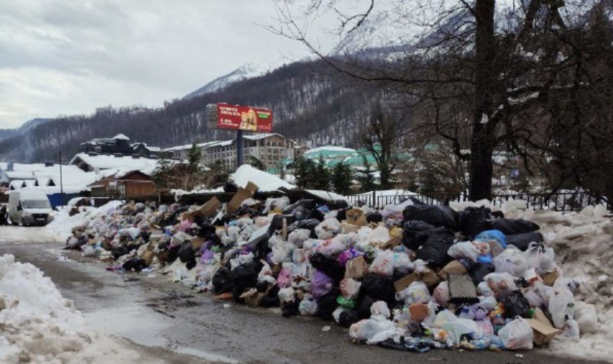Piles of trash near containers in Krasnaya Polyana. Screenshot from a post on the Sochi No. 1 Telegram channel.