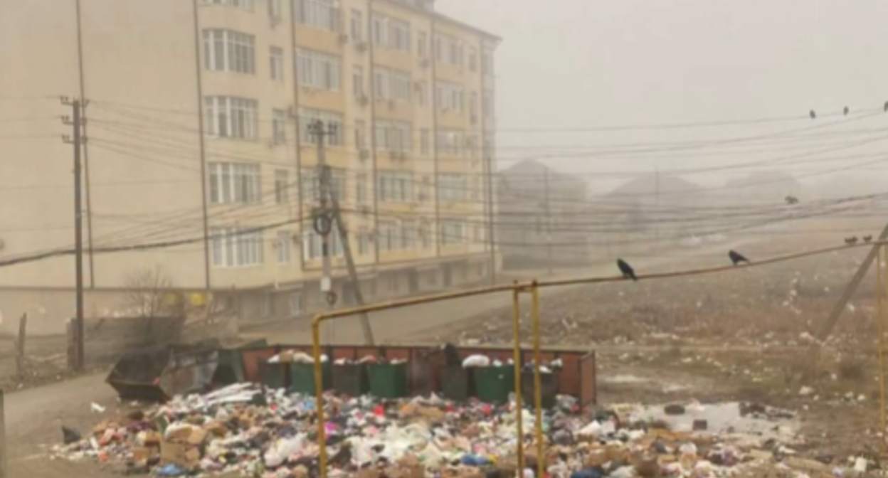 Residents of Kaspiysk complained about problems with garbage collection. Screenshot from "Voice of Dagestan" photo from January 6, 2026, https://www.instagram.com/p/DTKcn-9jPdn/ (Meta, the company that owns the social network, is banned in Russia).