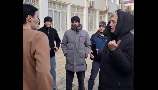 Residents of Kaspiysk gathered at the city administration building. Still from a video from the Kaspiysk 24 Telegram channel, January 8, 2026, https://t.me/kaspiysk_dagestan/7508.