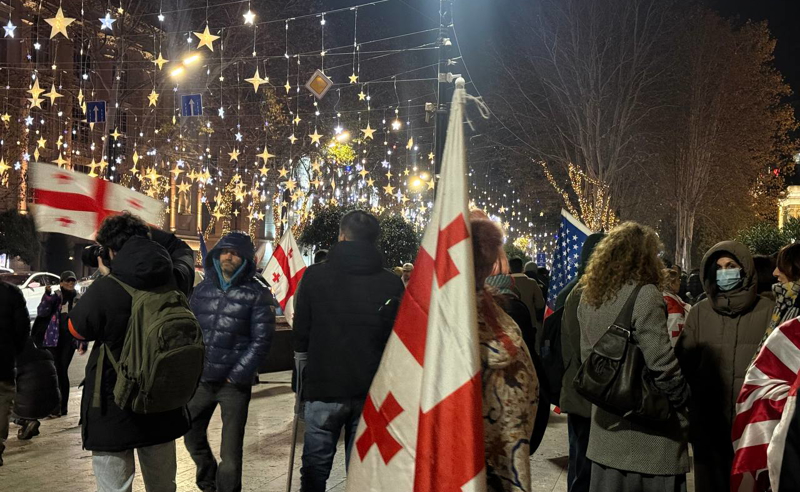 407th day of daily protests in Georgia. Photo/https://tvpirveli.ge/ka/siaxleebi/sazogadoeba/118771-vibrdzvit-bolomde-rustavelze-utskveti-protesti-grdzeldeba