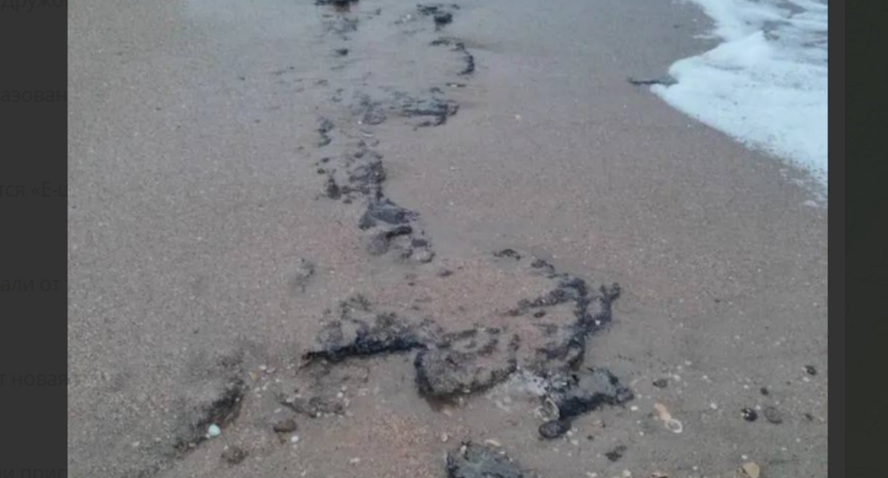 A layer of fuel oil on the Bugayskaya Spit. Screenshot from the Telegram channel "Networks, Sieve, Shovel" from January 8, 2026, https://t.me/c/2388643645/21415.