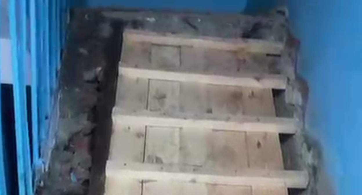 A temporary staircase in Kizlyar. Still from a video by the State Housing Inspectorate of Dagestan from January 10, 2026, https://t.me/daggjird/10256.