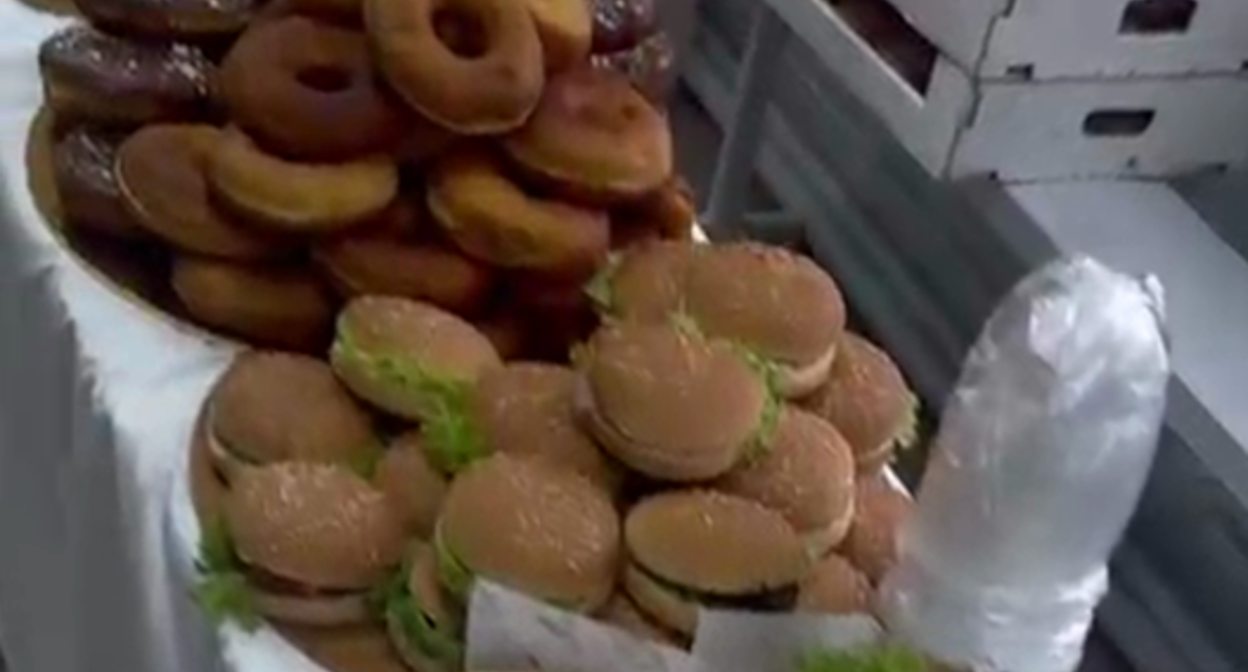 A cafeteria at a Makhachkala gymnasium. Still from a video from the Telegram channel "Chernovik" from January 10, 2025, https://t.me/chernovik/92494.