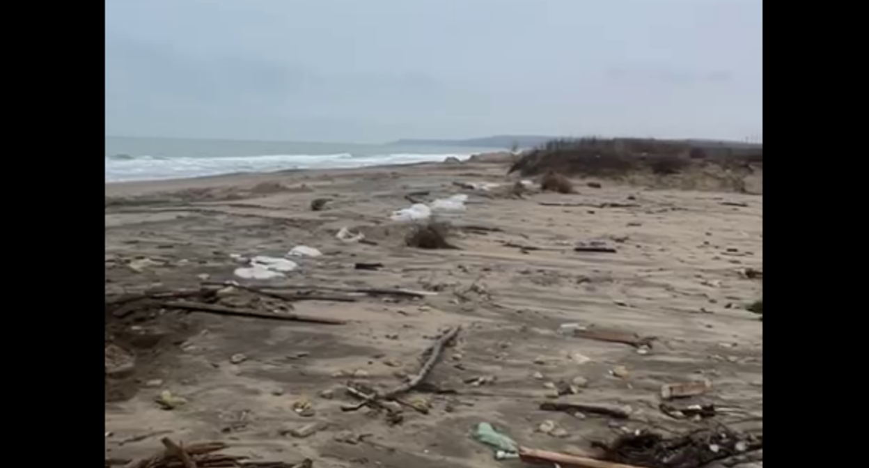 Sandbags near Veselovka in the Temryuk district. Still from a video by the Dolphins headquarters, January 15, 2025, https://t.me/shtab_delfin/1776.
