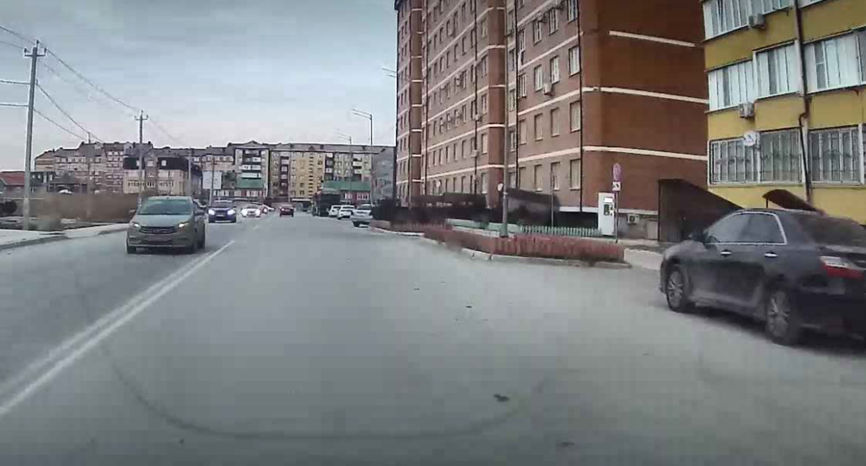 Bat'manova Street in Kaspiysk. Screenshot from Yandex.Maps, https://yandex.ru/maps/11008/kaspiysk/house/ulitsa_zeynudina_batmanova_22/YE4YcAZhSE0BQFpofXVxc31iYA==/?l=mrc&ll=47.611186%2C42.902114&mrc%5Bid%5D=2736766195&mrc%5BsegmentIndex%5D=18&z=16.74