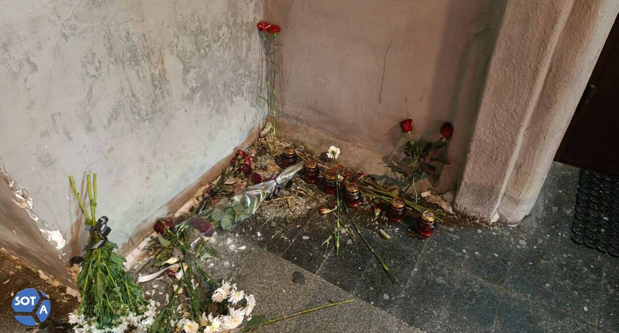A still of the second memorial plaque on Politkovskaya's house being knocked down. Photo: Beware, News / Telegram channel