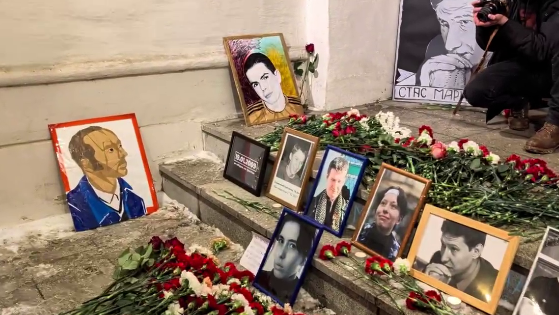 A makeshift memorial at the site of the murders of Anastasia Baburova and Stanislav Markelov. Still from the video "A Word in Defense" from January 19, 2026, https://t.me/endoflaw/2062