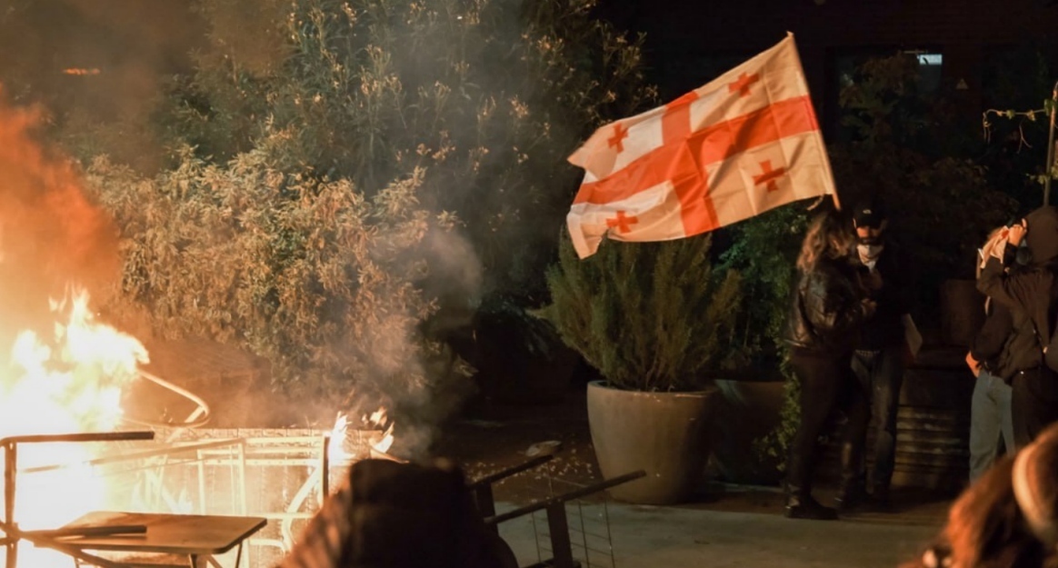 The scene outside the Georgian Presidential Palace. Tbilisi, October 4, 2025. Photo: Sofiia Atamanova/Paper Kartuli https://t.me/paperkartuli/24090